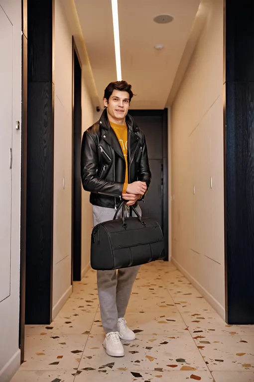 Куртка, AIM FACTORY; джемпер и брюки, MC2 SAINT BARTH; кроссовки, GEOX; сумка, VOCIER, ЧемоданPRO