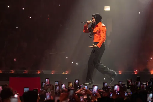 Bad Bunny на концерте в 2024 году Bad Bunny на концерте в 2024 году