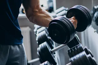 Тренировка с гантелями для могучих рук: 5 базовых упражнений, которые также прокачают грудь и спину