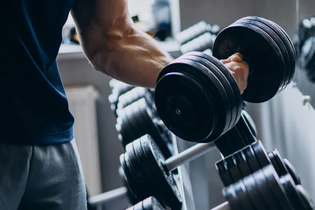 Тренировка с гантелями для могучих рук: 5 базовых упражнений, которые также прокачают грудь и спину