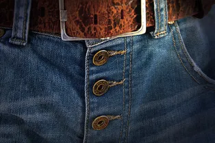 Как дать вторую жизнь вашей одежде: мастер-класс по замене кнопок на одежде или сумке Как дать вторую жизнь вашей одежде: мастер-класс по замене кнопок на одежде или сумке