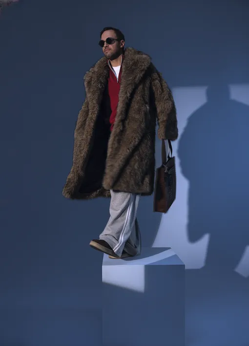 Шуба, MAAG; джемпер и футболка, TOM TAILOR; штаны, RICHMOND, X.O.; кеды, BARRACUDA, NO ONE; сумка и брелок, ICEBERG; очки, GUESS