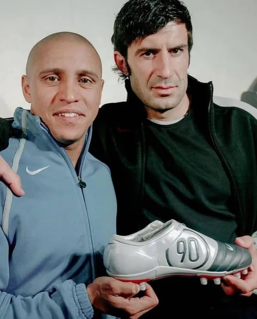 Роберто Карлос и Луиш Фигу в рекламе бутс Nike Total 90 (2004 год)