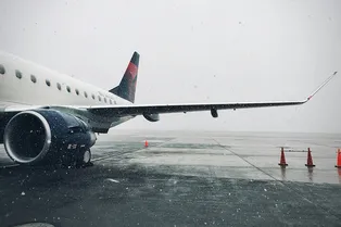 Москву завалило снегом: сильнейший снегопад нарушил работу всех столичных аэропортов