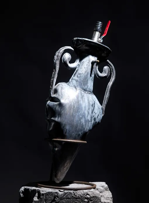 Вильгений Мельников «Амфора», 2025 Дутый металл, сварка