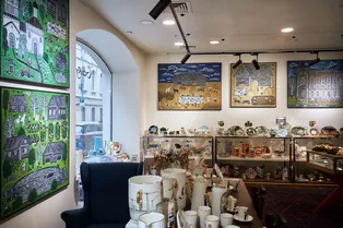 Народные мотивы в современном воплощении: в Москве открылась выставка Сони и Кати Уткиных