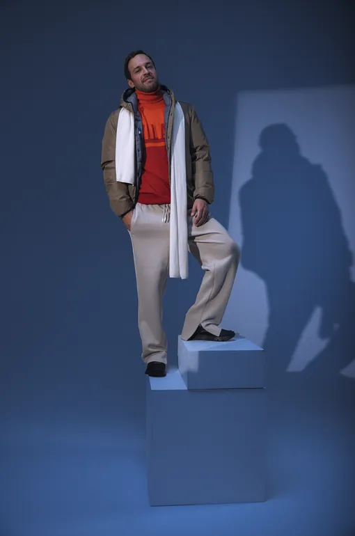 Свитер и куртка, BIKKIMBERGS; штаны, GUESS; кроссовки, FABI, NO ONE; шарф, WINDSOR.