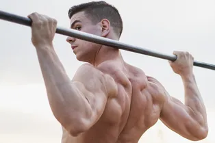 Без подтягиваний: как простой вис на турнике может изменить ваше тело?