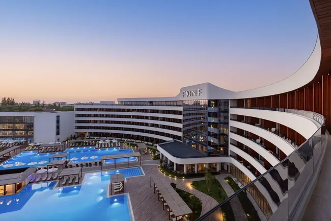 Путешествие в 2026 год: 6 отелей и курортов, где встретить Новый год и что подарить близким