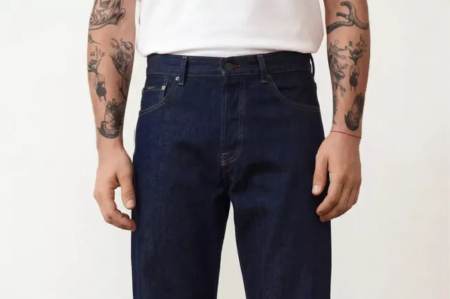 Модные джинсы на лето 2026: 10 предложений от российских и зарубежных брендов