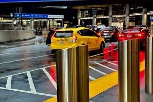 Теперь без зазывал: в Москве ввели штрафы за предложение такси в аэропортах