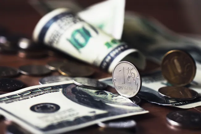 Доллара по 100 не будет: почему аналитики начали пересматривать прогнозы