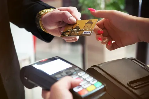 Срочно идите в банк: россиянам советуют заменить карты Visa и Mastercard