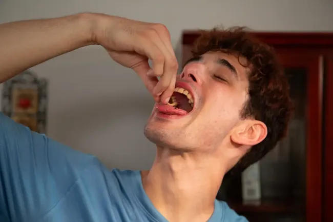 Мужчина стал телезвездой, съедая по 100 жуков в день: врачи всерьез боятся за его здоровье