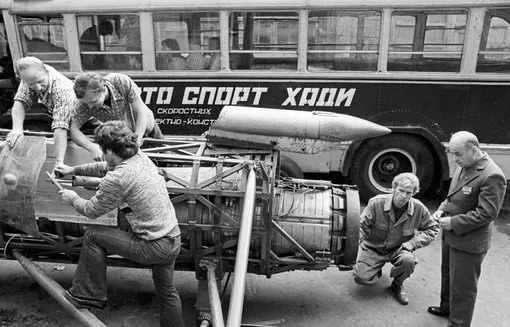 Студенты Харьковского автодорожного института собирают модель гоночного автомобиля «ХАДИ-9» в студенческом конструкторском бюро, 1978 год Студенты Харьковского автодорожного института собирают модель гоночного автомобиля «ХАДИ-9» в студенческом конструкторском бюро, 1978 год