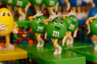 Британец установил рекорд Гиннеса, составив самую высокую башню из драже M&M's