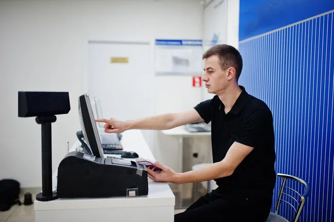 Исчезающие профессии: Россия за два года потеряла более полумиллиона продавцов и кассиров