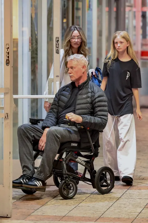 Эрик Дэйн вместе с женой, актрисой Ребеккой Гейхарт и дочерью Джорджией