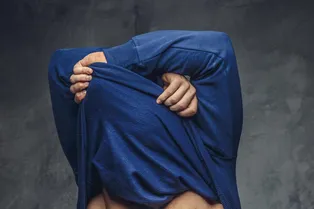 Как правильно говорить — надеть или одеть футболку Как правильно говорить — надеть или одеть футболку