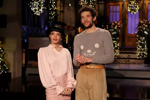 Лили Аллен и Джош О'Коннор на шоу Saturday Night Live