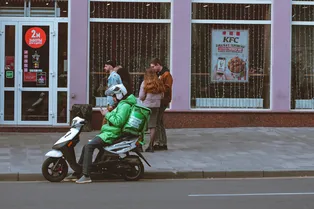 Петербург останется без доставки? Губернатор запретил брать на работу курьерами иностранцев