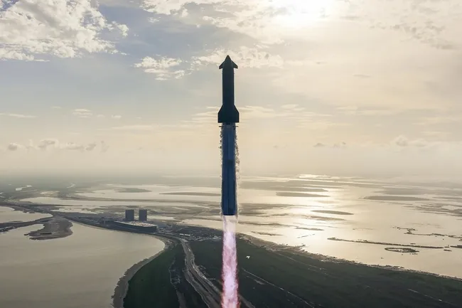 Новый космический успех Маска: SpaceX впервые вывела ракету Starship на орбиту и развернула спутники Starlink