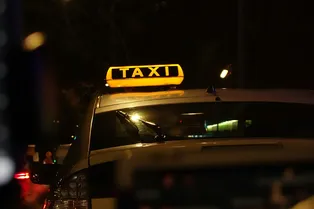Можно выдохнуть: таксистам разрешили работать на старых иномарках