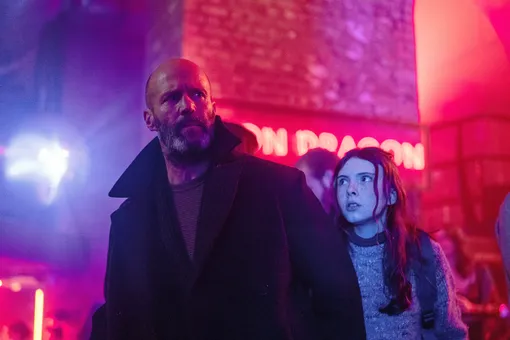 Джейсон Стетхем и Бодхи Рэй Бретнэк в фильме «Убежище» (2026)