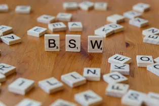 Почему мы все чаще употребляем аббревиатуры: этот тренд пришел из соцсетей, IT и бизнеса