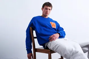 Худи и толстовки для офиса, первого свидания и вечеринки в баре: 5 образов для 2026 года Худи и толстовки для офиса, первого свидания и вечеринки в баре: 5 образов для 2026 года