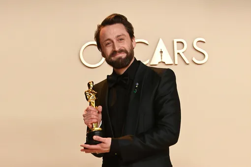 Киран Калкин на церемонии награждения премии «Оскар» в 2025 году