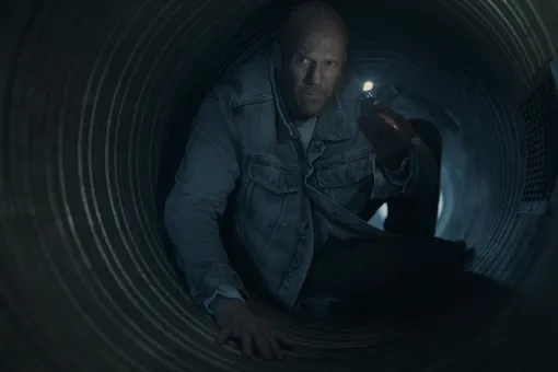 Кадр из фильма «Мятеж (2026) Джейсон Стэйтем