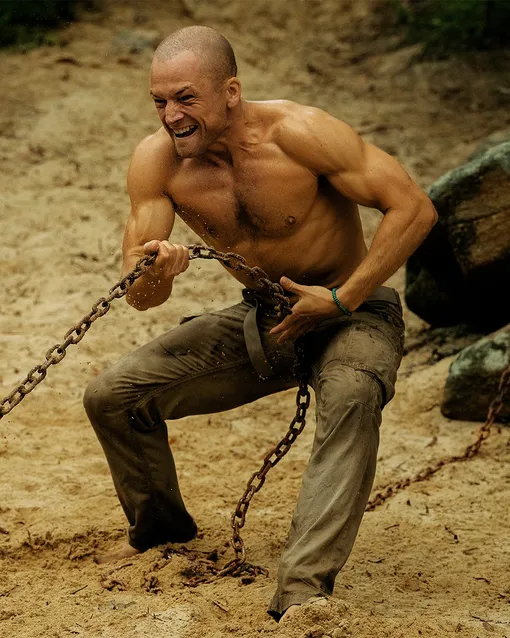 Тэрон Эджертон в фильме «Вершина» (2026) Тэрон Эджертон