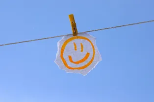 Солнце «улыбается» Земле: на поверхности звезды заметили гигантский смайлик размером 1,5 миллиона километров