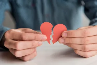 Мужчина из Китая уже 20 лет ищет свою первую возлюбленную: он хочет вернуть ей старый долг