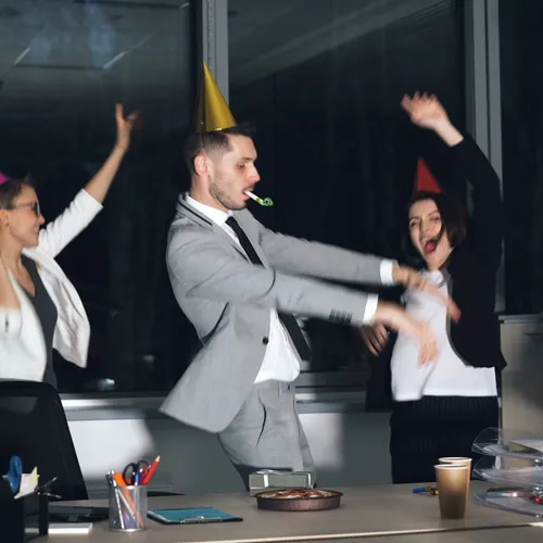 «Сухой закон» по-новому: общественники призвали запретить алкоголь на корпоративах