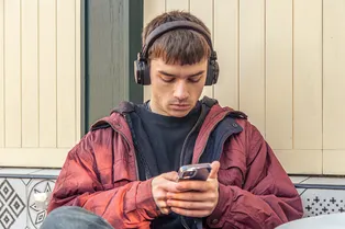 Зумеров ждет тотальная слежка: в России хотят мониторить поведение молодежи в соцсетях