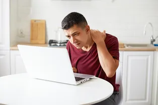 5 эффективных упражнений для разгрузки спины и шеи после рабочего дня