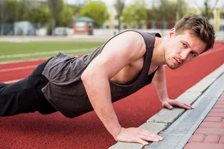 Одно упражнение на пресс и верхнюю часть тела: вот как сделать отжимания еще эффективнее