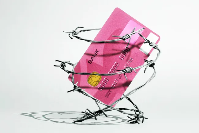 Россиян пугают блокировкой счетов в мае: кто рискует остаться без денег?