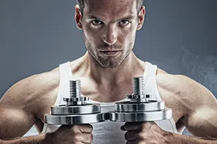Как накачать сильные плечи не выходя из дома с помощью всего 2 гантелей