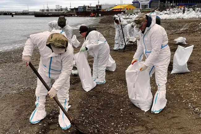 Курортного сезона не будет? Как разлив мазута в Черном море повлияет на туризм
