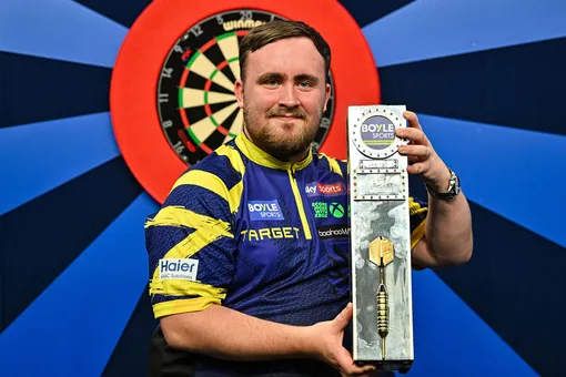 Люк Литтлер с наградной чемпионата мира по дартсу Люк Литтлер с наградной чемпионата мира по дартсу