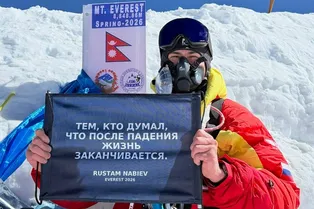 Россиянин без ног покорил Эверест на руках: он первый, кому это удалось