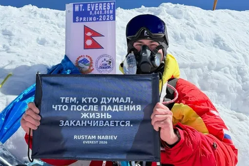 Россиянин без ног покорил Эверест на руках: он первый, кому это удалось Россиянин без ног покорил Эверест на руках: он первый, кому это удалось