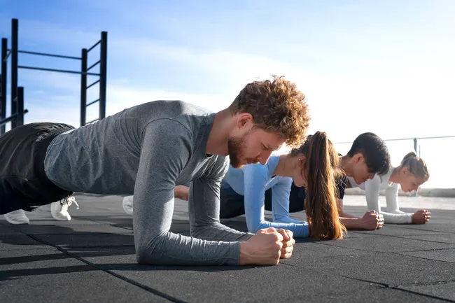 Как долго удерживать планку: вот нормативы для мужчин разного возраста