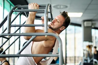 Как правильно подтягиваться параллельным хватом?