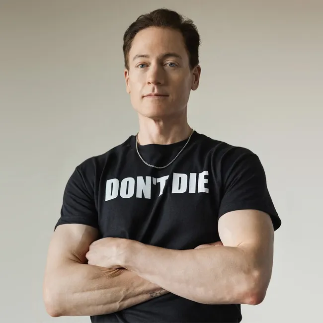 Нейрочипы, переливание крови и сауна: как «взломать» организм и жить до 100 лет?