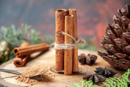 Говорят, ложка корицы в чашке кофе помогает худеть: разбираем тренд вместе с учеными